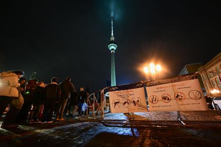 Auf dem Alexanderplatz in Berlin sind Feuerwerk und Böller verboten. 