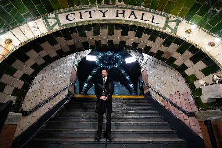 Der New Yorker Bürgermeister Zohran Mamdani spricht nach seiner Vereidigung in der U-Bahn-Station Old City Hall.