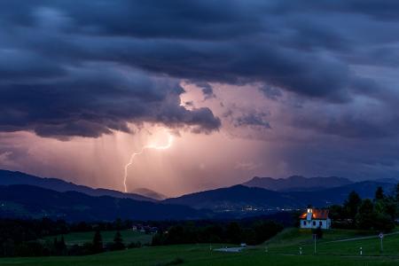 Am Alpenrand blitzt es meist besonders oft. (Archivbild)