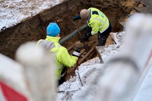 Mit Ersatzleitungen konnten einige Haushalte wieder ans Stromnetz angeschlossen werden, rund 35.000 müssen aber wohl bis Donnerstag Geduld haben. 