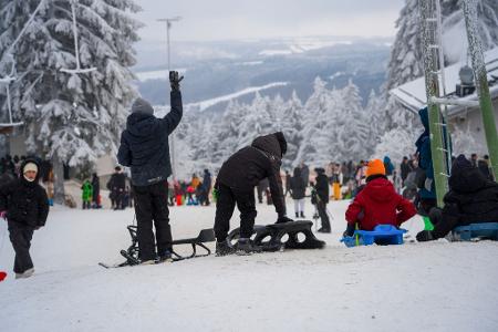 Wintersportler wie hier auf der Wasserkuppe in Hessen können sich freuen - es bleibt vorerst winterlich kalt in Deutschland.