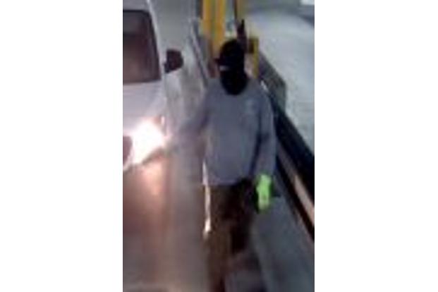 Einer der Maskierten trug grüne Handschuhe.