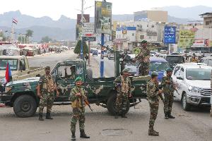 Soldaten des Südlichen Übergangsrats (STC) stehen an einem Kontrollpunkt in Aden.