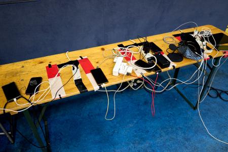 Viele Menschen nutzen die Möglichkeit, ihre Handys an Anlaufstellen aufzuladen. 