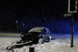 Golf gegen Ampel: Bei der Kollision entstand hoher Sachschaden.