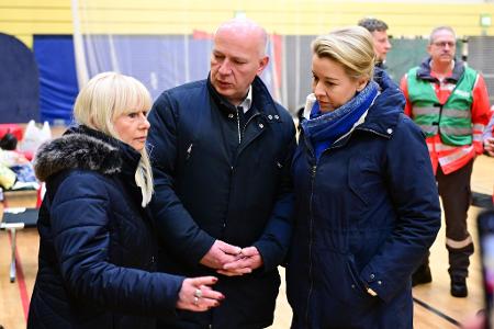Berlins Regierender Bürgermeister Kai Wegner (mit Iris Spranger und Franziska Giffey, l.) sieht sich mit Kritik nach einem Brandanschlag auf die Stromversorgung konfrontiert. (Archivbild)