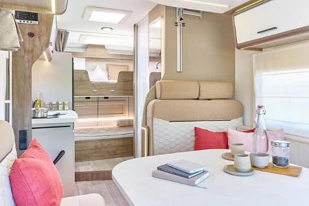 Benimar Tessoro 425 mit Stockbetten und Loungesitzgruppe