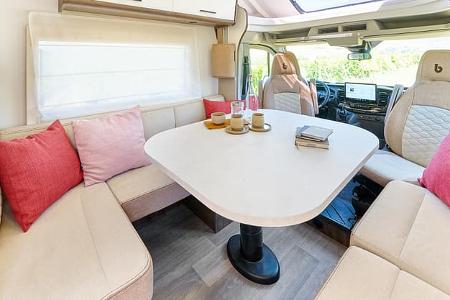 Benimar Tessoro 425 mit Stockbetten und Loungesitzgruppe, Heckgarage