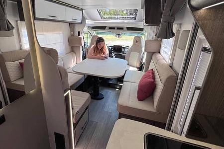 Benimar Tessoro 425 mit Stockbetten und Loungesitzgruppe, Sitzgruppe