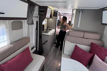 Benimar Tessoro 425 mit Stockbetten und Loungesitzgruppe, Küche