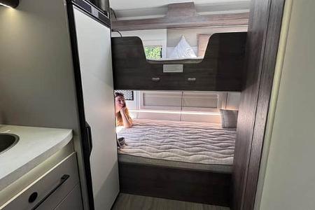 Benimar Tessoro 425 mit Stockbetten und Loungesitzgruppe, Stockbett hinten