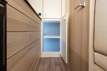 Atlantis Compact 595, Durchreiche Heckstauraum, Flur