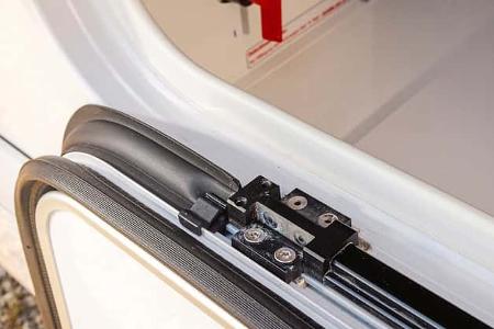 f_Carthago C2 Tourer Metallscharniere