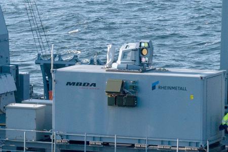 Der Laserdemonstrator von Rheinmetall und MBDA auf einem deutschen Marineschiff. Inzwischen ist er an Land gebracht worden. 