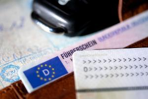 Nicht alle lassen das Auto stehen, obwohl der Führerschein entzogen wurden, wie eine Studie zeigt. (Symbolbild)