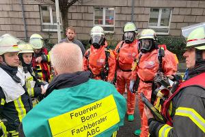 Einsatzkräfte bei der Lagebesprechung