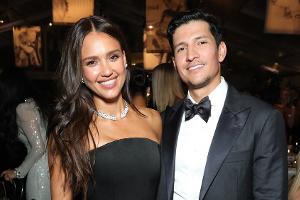 Küsschen von Danny Ramirez: Jessica Alba zeigt süßen Moment