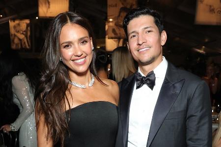 Küsschen von Danny Ramirez: Jessica Alba zeigt süßen Moment