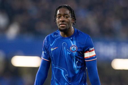 Axel Disasi (Abwehr, FC Chelsea) - Dass es in der BVB-Defensive personelle Bewegung geben wird, zeichnet sich sehr deutlich ab. Passend dazu soll die Borussia ein Auge auf Axel Disasi vom FC Chelsea geworfen haben. Das berichtet Transfer-Journalist Ekrem Konur. Der Innenverteidiger steht noch bis Sommer 2029 in London unter Vertrag, spielt in den Überlegungen der Blues allerdings keine Rolle mehr.