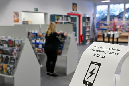 Die Gottfried-Benn-Bibliothek bietet Menschen im Gebiet ohne Strom die Möglichkeit, Smartphones zu laden und bietet auch Tee an.