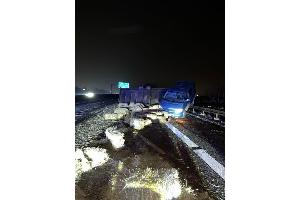 Unfallfahrzeug und verlorene Ladung nach erster Reinigung