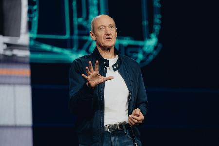 Siemens-CEO Roland Busch eröffnet mit seiner Keynote-Ansprache die Technikmesse CES 2026 und kündigt mehrere Initiativen zum KI-Einsatz in der Industrie an.