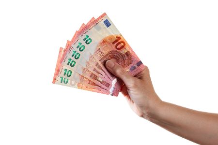 Hand hält 60 Euro in 10-Euro-Scheinen