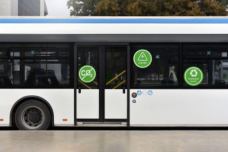 Bus mit nachhaltigen Logos auf der Seite