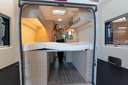 Forster Livin' Up Pro 599 (2026), Heckansicht, geöffnete Heckklappen