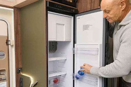 Kühlschrank, Eura Mobil Integra Line GT 726 QF, Eura Mobil, Wohnmobil, Camping, Mercedes