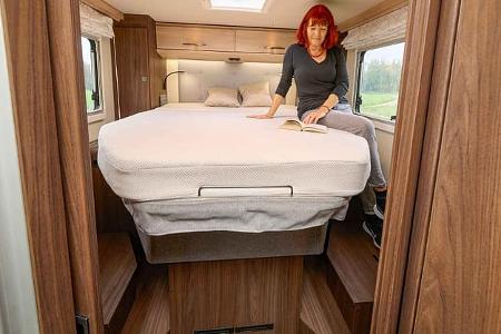 Bett hoch, Eura Mobil Integra Line GT 726 QF, Eura Mobil, Wohnmobil, Camping, Mercedes