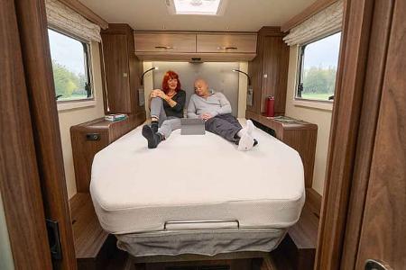 Bett niedrig, Eura Mobil Integra Line GT 726 QF, Eura Mobil, Wohnmobil, Camping, Mercedes