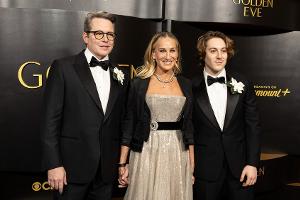 Sarah Jessica Parker posiert mit Ehemann und Sohn auf dem Red Carpet