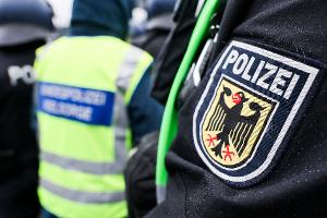 Bundespolizisten haben bei zwei Jugendlichen in Neumünster Waffen sichergestellt. (Symbolfoto)
