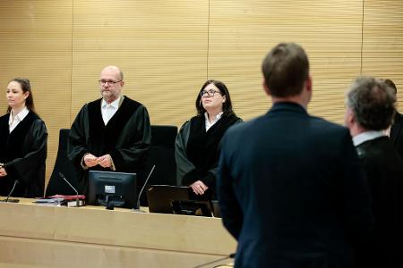 Ein Richter (vorn) trieb es vor allem während seiner Arbeitszeit zu weit ‒ und wurde dafür nun von einem Kollegen verurteilt.