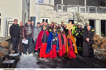 Die Feuerwehr München trifft bei einem Einsatz auf Sternsinger.