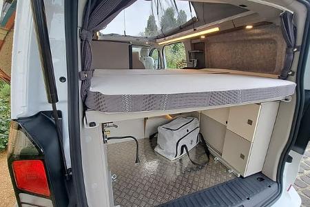 Neuer Westfalia Kipling auf Ford Transit Custom Heckbereich zweigeteilt, Nah