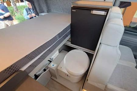 Neuer Westfalia Kipling auf Ford Transit Custom Toilette hinter der Sitzbank, darüber der Kühlschrank