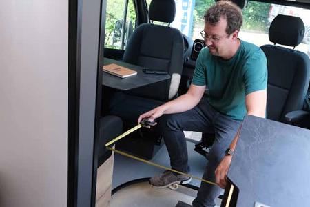 Campingbus, Maßband, Mann