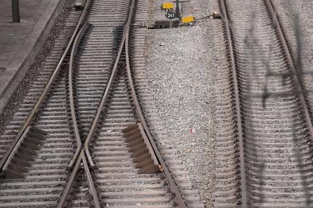 Die Bahn rechnet wegen der Wetterlage mit Einschränkungen. (Archivbild) 