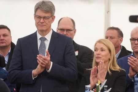 Pallas Berufung an die Konzernspitze war Teil der neuen Bahnstrategie von Bundesverkehrsminister Patrick Schnieder (CDU, l.). (Archivbild)