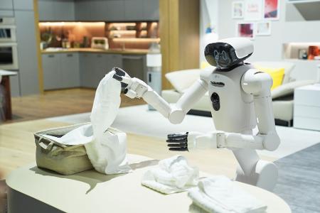 LG zeigte auf der CES einen humanoiden Roboter, der mit Hilfe von KI die getrocknete Wäsche ordentlich faltet. 