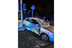 Eine 36-jährige Autofahrerin ignorierte eine durchgezogene Linie und übersah den Gegenverkehr. Ein Ford kollidierte daraufhin mit ihrer Fahrzeugseite.