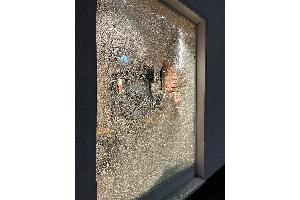 Unbekannte warfen in einer Nacht mindestens vier Schaufensterscheiben von Geschäften ein.
Foto: Polizei Minden-Lübbecke