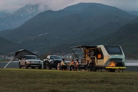 Evotrex PG5 Wohnwagen lädt E-Autos während der Fahrt dank smarter Energieversorgung