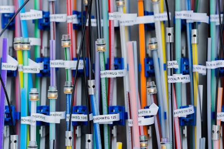 Der Bau von Glasfaserleitungen kann von wenigen Wochen bis zu mehr als einem Jahr dauern. (Archivbild)