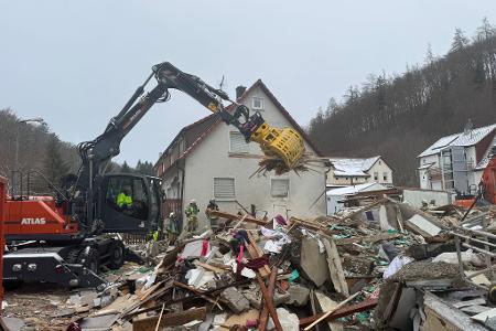 Einsatzkräfte am eingestürzten Haus in Albstadt. 