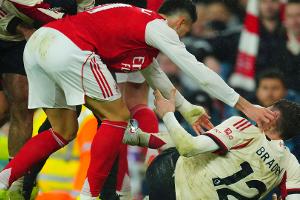 Rudelbildung und Reue: Martinelli schubst verletzten Bradley