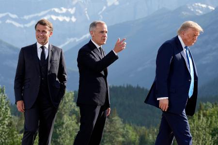 2025 war Kanadas Premierminister Mark Carney (Mitte) Gastgeber des G7-Gipfels, in diesem Jahr wird Frankreichs Präsident Emmanuel Macron (l) US-Präsident Donald Trump (r) und die anderen G7-Chefs empfangen. (Archivbild)