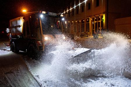 Der Winterdienst war auch noch am Freitagabend in Niedersachsen im Dauereinsatz. 